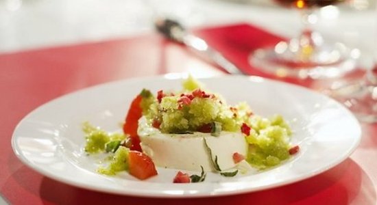 Panna cotta с клубникой и виноградным льдом