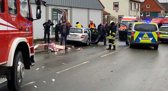 ФОТО, ВИДЕО: В Германии Mercedes въехал в участников карнавального шествия