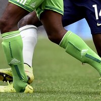 Nigērijas futbolistam Onazi konstatēts kājas dubultais lūzums