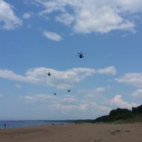 ФОТО: В Саулкрасты над отдыхающими пролетели военные вертолеты Black Hawk