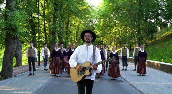 Noskaties! Lauris Valters izdod dziesmu un video 'Šeit un tagad'