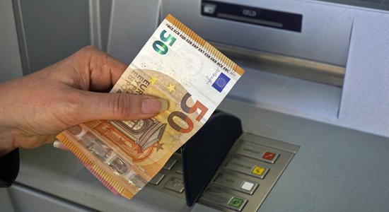 Faktu pārbaude: Portāls maldina – eiropieši nesteidz izņemt skaidru naudu inflācijas dēļ