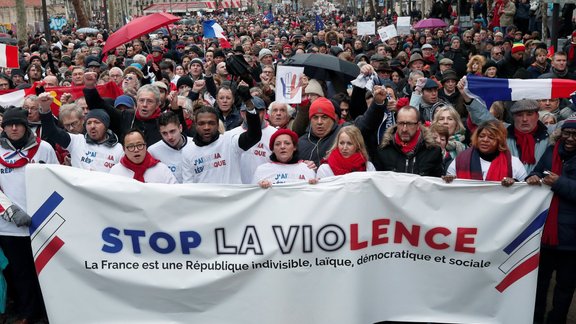 'Sarkano lakatiņu" demonstrācijas Francijā  - 3