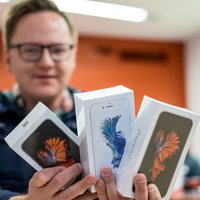 Foto: Oficiālais 'Apple' partneris Latvijā uzsāk jauno 'iPhone' pārdošanu