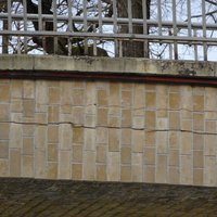 ФОТО: На пешеходном мостике в парке Бастейкалнс появились трещины