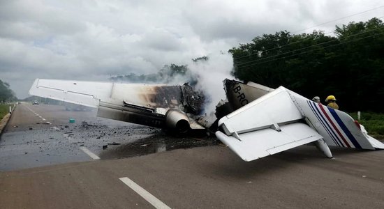 Video: Meksikā uz šosejas liesmo narkokarteļa lidmašīna