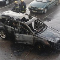 ФОТО, ВИДЕО: В Риге сгорел легковой автомобиль