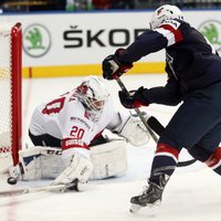 ASV hokejisti ar grūtībām pieveic Šveici; šveiciešiem neieskaita divus 'golus'