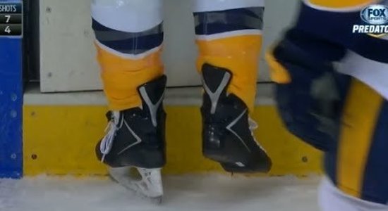 Video: Pelnrušķītes versija NHL - hokejists spēles laikā paliek bez slidas asmens