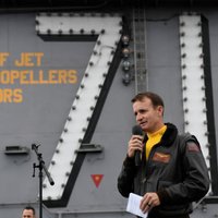 Atlaists komandieris, kurš ziņoja par Covid-19 uzliesmojumu uz ASV aviācijas bāzes kuģa