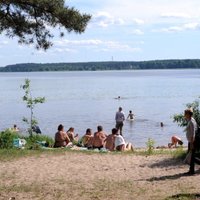 Visās Rīgas peldvietās liels cilvēku pieplūdums