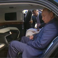 Video: Putins izrāda savu jauno limuzīnu Abū Dabī kroņprincim