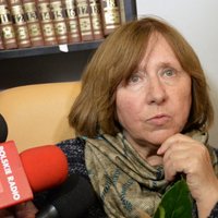 Алексиевич прокомментировала присуждение Нобелевской премии