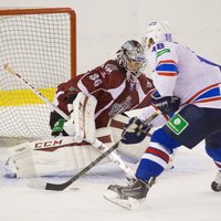Rīgas 'Dinamo' pirmssezonas pirmajā pārbaudes spēlē Valmierā pārspēj 'Lada' hokejistus