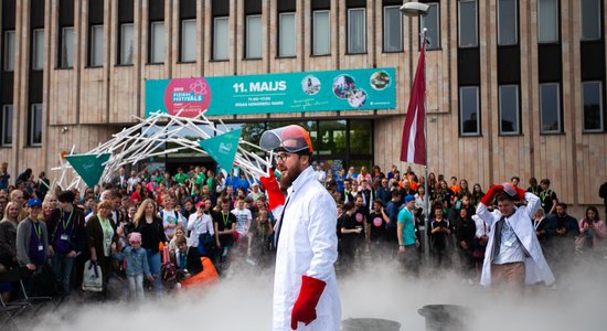 Foto: Eksperimentiem bagātais fizikas festivāls pulcē teju 4000 dalībnieku