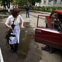 Foto: Ukrainas armija, separātistu slēpņi un nodedzināti auto - Slovjanskas pretterorisma operācija