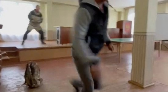 Видео: в Иркутской области мужчина открыл стрельбу в военкомате