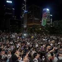 Foto: Honkongā tūkstošiem cilvēku protestē pret Pekinas ierobežojumiem vēlēšanām