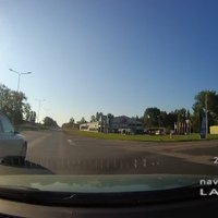 Video: 'Audi' vadītājs izraisa avārijas situāciju Rīgā
