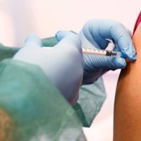 Par senioru vakcināciju pret Covid-19 piemaksas būs arī ārstniecības iestādēm