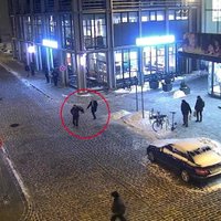 Video: Vecrīgas sirdī sadur svešinieku – policija aiztur narkomānu