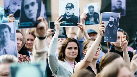 Baltkrievijā no cietuma atbrīvots Cihanouskas vīrs un vēl 13 politieslodzītie