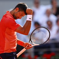 Džokovičs, uzvarot savainoto Alkarasu, sasniedz 'French Open' finālu un grasās rakstīt vēsturi