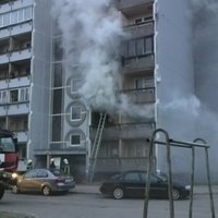 ФОТО, ВИДЕО: В Плявниеках из горящей квартиры спасли человека