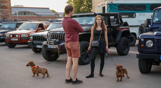 Foto: Āgenskalna tirgū pulcējušies klasiskie apvidus automobiļi