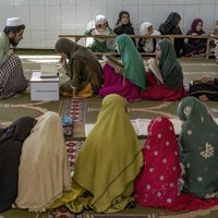 'Taliban' attieksme pret sievietēm varētu būt dzimuma aparteīds, norāda ANO