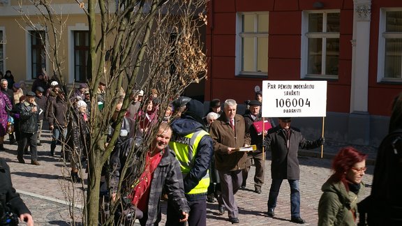 Pensionāri Saeimā iesniedz 106 000 parakstu par pensiju indeksāciju - 26