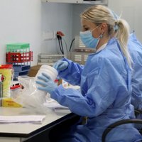 В Латвии один новый случай коронавируса, главным эпидемиологическим риском стали завозные случаи