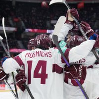 Latvijas U-20 hokejisti pēc varonīgas atspēlēšanās nodrošina vietu pasaules čempionāta ceturtdaļfinālā