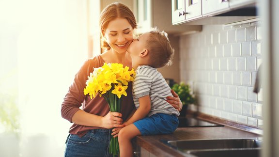 mamma bērns dēls ziedi Mātes diena