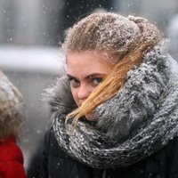 Из-за снегопада в аэропорту "Рига" задерживаются вылеты; столица стоит в пробках
