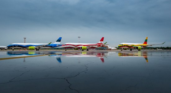 ФОТО: airBaltic раскрасила свои самолеты в цвета стран Балтии