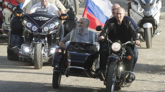 Putins Krimā ar motociklu 