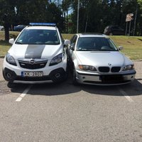 ФОТО: Водитель BMW решил проучить полицию за неправильную парковку