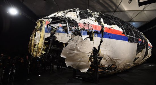 MH17 katastrofā bojāgājuša pusaudža ģimene vēršas pret Krievijas bankām