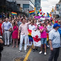 Премьер-министр Канады впервые принял участие в гей-параде