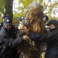 Ukrainas vēlēšanās policija arestē ‘Zvaigžņu karu’ tēlu