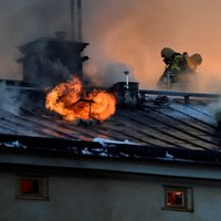 Talsu novadā hospitalizē kaimiņu izglābtu ugunsgrēkā cietušo