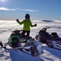 Latvieši organizē safari braucienus ar sniega motocikliem Skandināvijas ziemeļos
