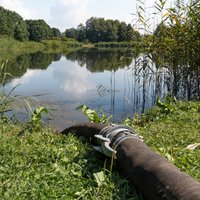 Ieplūda ūdens no noteces grāvja – iebuksē dīķa atsūknēšana Uzvaras parkā