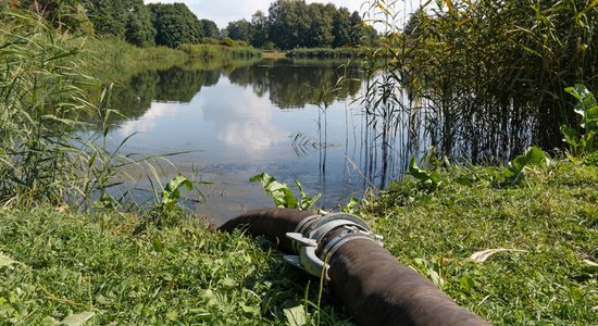 Ieplūda ūdens no noteces grāvja – iebuksē dīķa atsūknēšana Uzvaras parkā