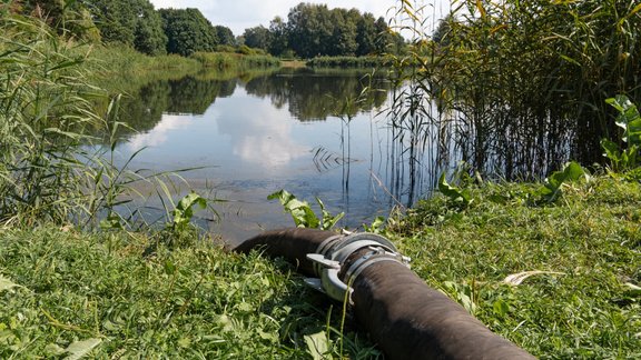 Attīra plūdu piesārņoto dīķi Uzvaras parkā