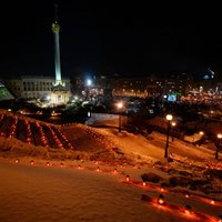 Ukrainā ar tūkstošiem svecīšu piemin nogalinātos protestētājus