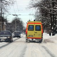 Rīgā saduras vieglā automašīna un 'ātrās palīdzības' dienesta auto