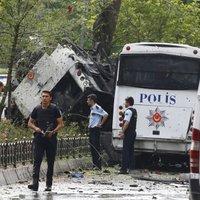 Nāvējošs sprādziens izposta policijas autobusu Stambulā