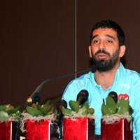 Бывший полузащитник "Барселоны" избил турецкого певца в ночном клубе